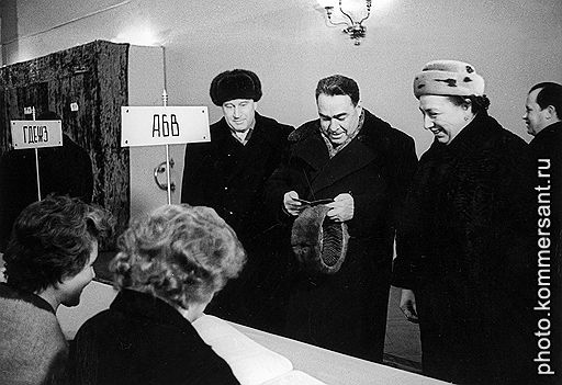 Избиратель на букву &amp;quot;Б&amp;quot; &lt;br>Генеральный секретарь ЦК КПСС Л. И. Брежнев (с супругой). Москва, 1968 год