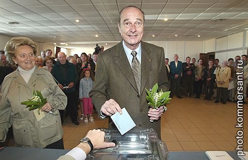 Выборы меня -- всегда праздник &lt;br>Президент Франции Жак Ширак (с супругой) на выборах президента Франции. Сарран (центральная Франция), 2002 год