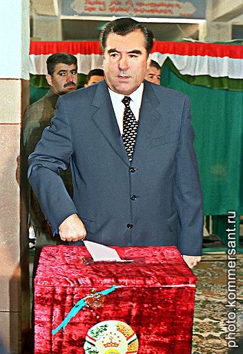 Бюллетень, утопающий в роскоши &lt;br>Президент Таджикистана Эмомали Рахмонов на выборах президента Таджикистана. Душанбе, 2006 год