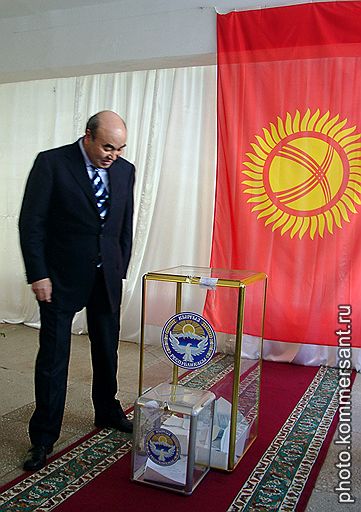 Выборы в двухпалатный парламент &lt;br>Президент Киргизии Аскар Акаев. Бишкек, 2005 год