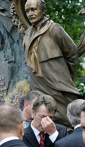 Президент Украины Виктор Ющенко (в центре) на открытии памятника украинскому политическому деятелю Вячеславу Чорновилу. Киев, август 2006 года