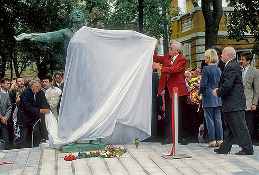 Мэр Москвы Юрий Лужков (справа) на церемонии открытия памятника Владимиру Высоцкому на Страстном бульваре. Москва, август 1995 года
