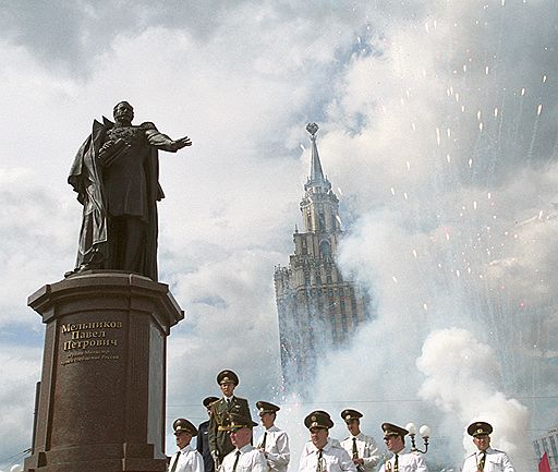 Открытие памятника первому российскому министру путей сообщения Павлу Мельникову на Комсомольской площади. Москва, август 2003 года
