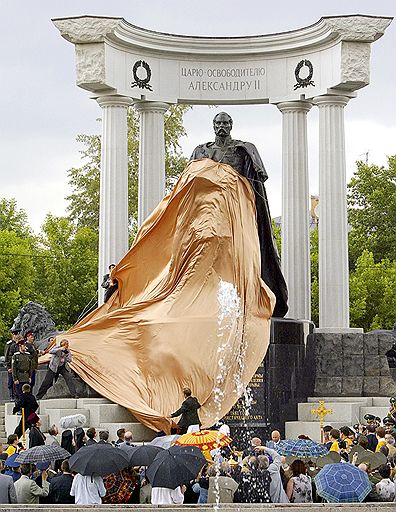 Открытие памятника императору Александру II. Москва, июнь 2005 года