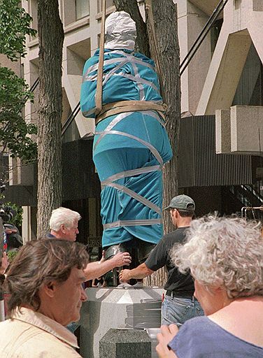 Подготовка к открытию памятника Шарлю де Голлю. Квебек, июль 1997 года