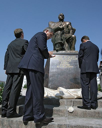 Вице-премьер Сергей Нарышкин (слева), президент Кабардино-Балкарии Арсен Каноков (в центре) и полномочный представитель президента РФ в ЮФО Дмитрий Козак (справа) на открытии памятника первому президенту Кабардино-Балкарии Валерию Кокову. Нальчик, сентябрь 2007 года