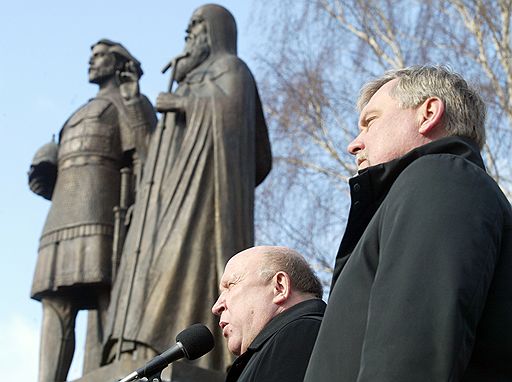 Губернатор Нижегородской области Валерий Шанцев (второй справа) и мэр Нижнего Новгорода Вадим Булавинов (справа) на открытии памятника святому князю Георгию Всеволодовичу (слева) и епископу Симеону Суздальскому (второй слева). Нижний Новгород, февраль 2008 года