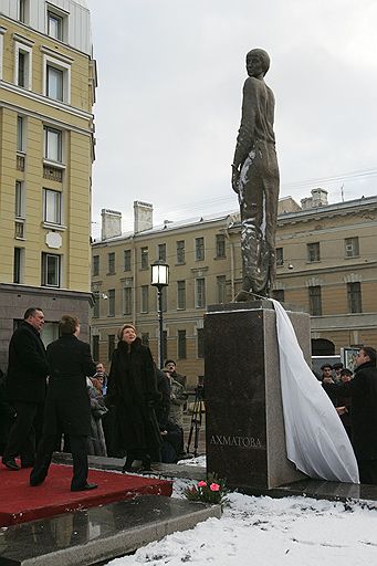 Губернатор Петербурга Валентина Матвиенко (в центре) и спикер городского законодательного собрания Вадим Тюльпанов (слева) на церемонии открытия памятника Анне Ахматовой. Санкт-Петербург, декабрь 2006 года
