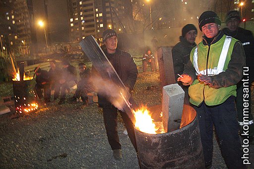 «Бастующие в темноте» — Забастовка гастарбайтеров на строительстве жилого комплекса «Зеленая роща». Екатеринбург, 2008 год