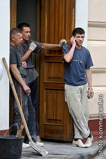 «Срочно на ленту» — Строители у здания агентства «Интерфакс». Москва, 2007 год