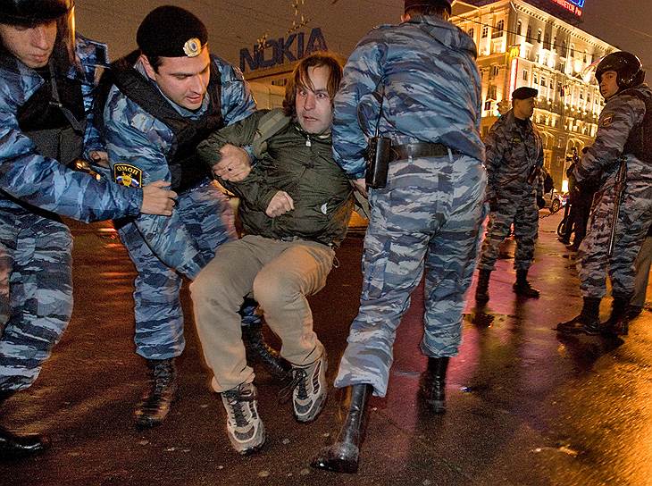 Избирательная активность оппозиции была расценена как антисоциальная: сжигавшим бюллетени в центре Москвы ОМОН помог удалиться в неизвестном направлении