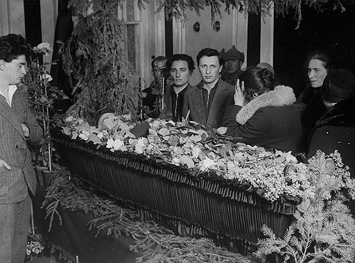 Смерть Владимира Маяковского (на фото) стала очередным самоубийственным примером подрастающему поколению из числа тех, что массово подавали большевики со стажем в 1920–1930-е годы