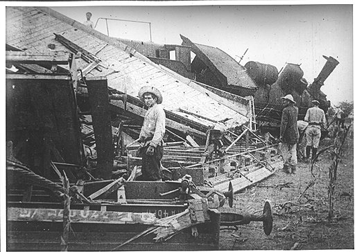 К аварии у станции Ковров в 1920 году, повлекшей гибель 42 человек и сход с рельсов 33 вагонов (последствия на фото), привело упавшее на пути полено