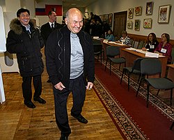 Юрий Лужков в честь юбилея «Коммерсанта» подарил себе 500 тыс. руб.