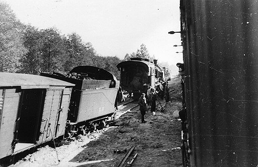 Немцы быстро поняли, что низкая скорость на опасных участках дороги может спасти состав от серьезных повреждений (на фото — подорвавшийся немецкий состав ждет ремонтную бригаду)