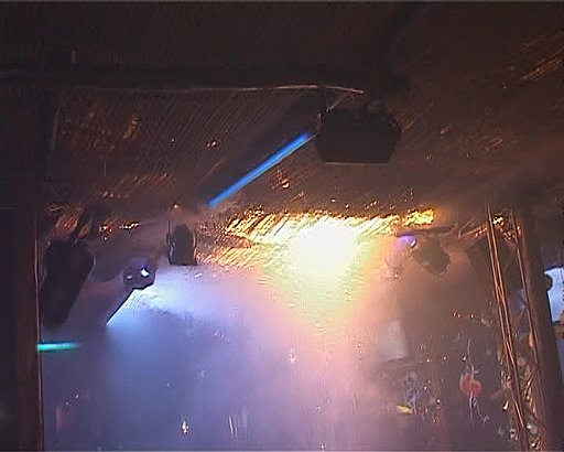 Посетители клуба, несмотря на пожар и панику, успели снять происходящее на видео: загоревшийся потолок