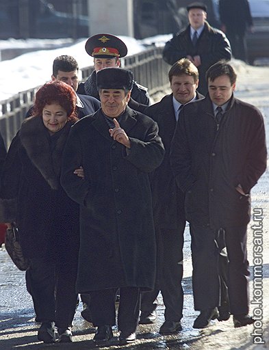 2001, с супругой Сакиной