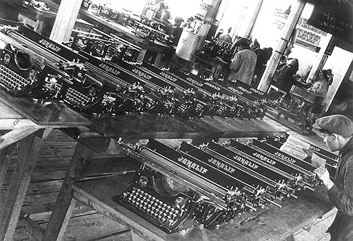 К началу 40-х годов от проекта перевода языков народов СССР на латинизированный яналиф, или новый алфавит, остались только одноименные пишущие машинки, с запасом изготовленные в Казани