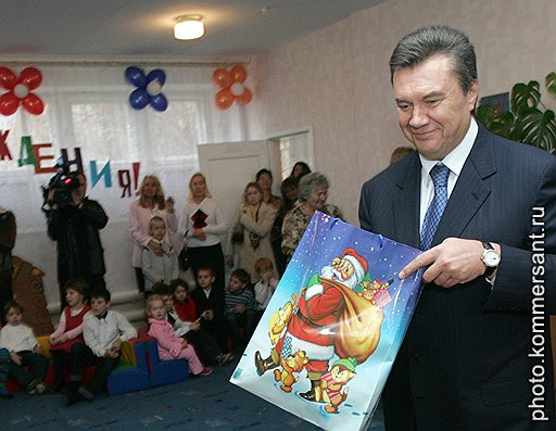 В праздничном наборе Виктора Януковича нашлось место российскому газу, Черноморскому флоту и грузинскому военному сотрудничеству