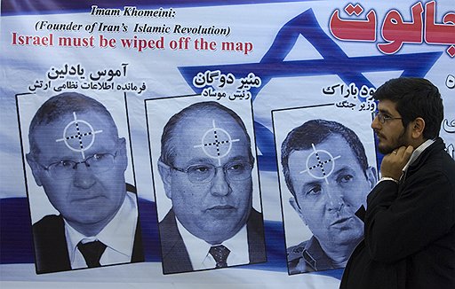 Руководитель «Моссада» — центральная фигура антиизраильского иконостаса, куда по должности входят также главы военной разведки (слева) и министр обороны Израиля (справа)