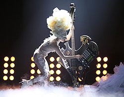 Сценические метаморфозы Леди Гаги не остались незамеченными на Brit Awards