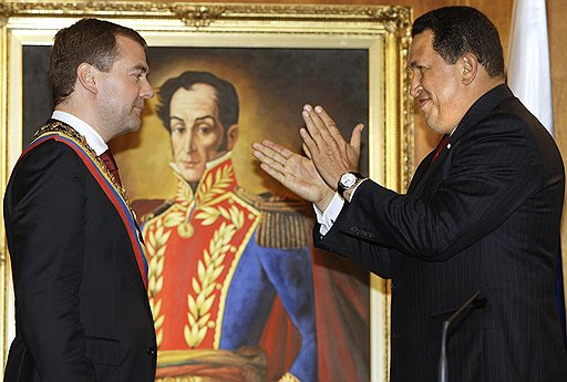 От Уго Чавеса Дмитрий Медведев уехал с Освободителем на шее