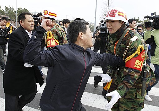 Полиция избавила спасшегося капитана «Чхонана» Чхве Вон Иля от неприятного разговора с родственниками утонувших подчиненных (на фото)