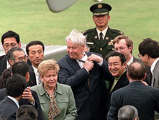 Жабо душит.
Президент РФ Борис Ельцин. Токио, 1998 год
