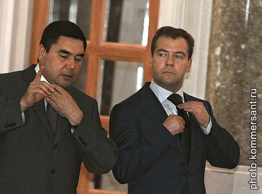 Перетягивание маната.
Президенты России и Туркмении Дмитрий Медведев и Гурбангулы Бердымухаммедов. Ашхабад, 2008 год