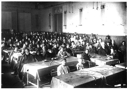 Классовые различия между императорским и коммунистическим (на фото) университетом особенно ярко проявлялись в студенческой столовой