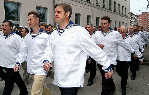 Избавившись от собственности, Рамзан Кадыров пирует, Сергей Дарькин (на фото) марширует, а Кирсан Илюмжинов медитирует