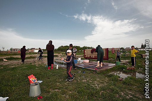 Недопробуренная артезианская скважина и приделанная к ней колонка — единственный источник воды в селе Кара-Тюбе