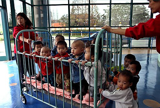Подкидыши из корзинки стали важной доходной статьей китайских детдомов (на фото)