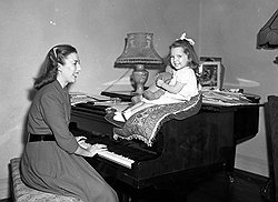 93-летняя Вера Линн считает, что секрет нового взлета ее популярности в ностальгии по прежним временам (на фото Линн с дочерью в 1948 году) 