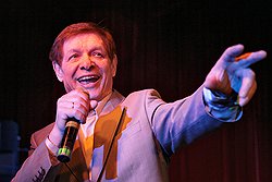 Вахтанг Кикабидзе вернулся на сцену благодаря продюсеру Иосифу Пригожину. Если попросят, Пригожин готов взяться и за раскрутку Эдуарда Хиля (на фото) 