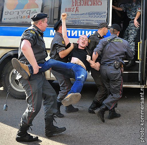 Акция в поддержку 31-й статьи Конституции состояла из нескольких сотен активистов оппозиции, которых уводили и уносили милиционеры, и автобусов для сдачи задержанных