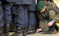 Власти Германии, посчитав кризис мирным временем, решили сократить численность вооруженных сил страны