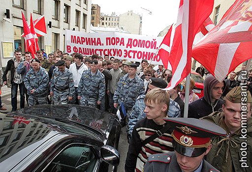 Противоположность взглядов «Наших» (на фото) и НБП на проблему национализма почти незаметна на фоне стилистического сходства их манифестаций