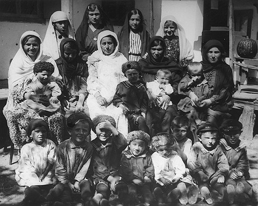 Оцепив горное селение, органы НКВД нередко обнаруживали только стариков, женщин и детей (на фото). Все остальные обычно были уже далеко