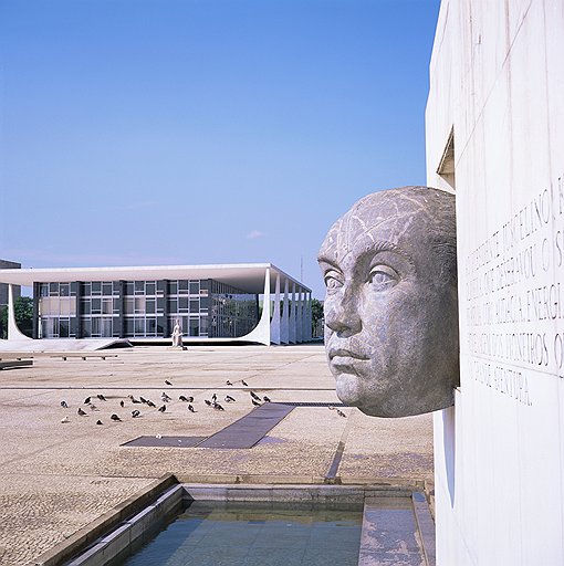 Площадь Трех властей — исполненный в бетоне конституционный принцип, состоящий из дворцов Национального конгресса, Верховного Суда (на фото) и Правительства