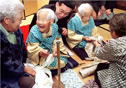 Близнецы Кин Нарита (слева) и Г ин Каниэ (справа). Умерли в 2000 году в возрасте 108 лет. Фото 1998 года