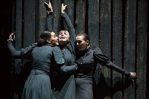 Юбилейные постановки Чехова режиссеры пытались оживить выбором необычных жанров — от цирка до балета