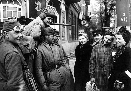 Радость граждан послевоенной Германии от общения с бойцами Красной армии оказалась мимолетной