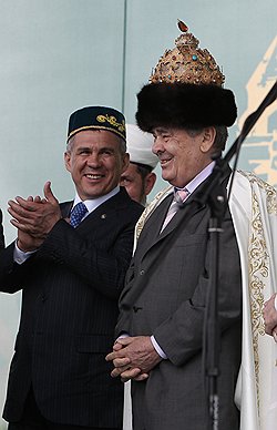 Минтимер Шаймиев (справа) завещал своему преемнику Рустаму Минниханову (слева) соблюдать древнюю татарскую традицию — время от времени выступать против Москвы