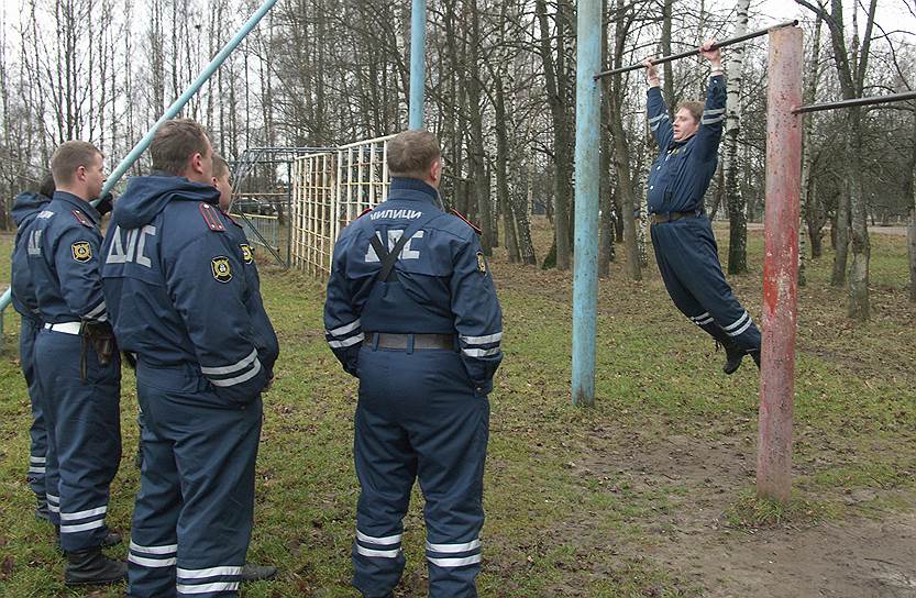 Переносить тяготы военной службы. Подтягивание в полиции. Полицейский уровень Бог. Трудно быть копом.