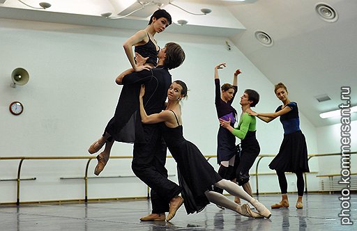 Танцем и пантомимой артистам приходится изображать не только мелодраматические коллизии, но и закулисную жизнь балетного театра, насчет которой у них самих никаких иллюзий нет 