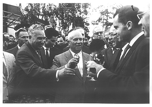 Спор Хрущева (в центре) с Никсоном (второй справа) о преимуществах социализма навлек беду на многих увлекшихся капиталистическим обогащением советских людей