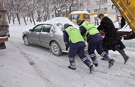 Сотрудник содействует участникам дорожного движения в организации транспортировки поврежденных или неисправных транспортных средств. Владивосток, 2007 год