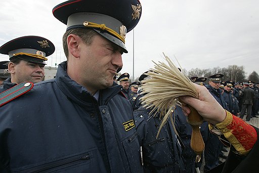 Сотрудники милиции обязаны проходить... периодическую проверку на пригодность к действиям в условиях, связанных с применением физической силы. Санкт-Петербург, 2010 год