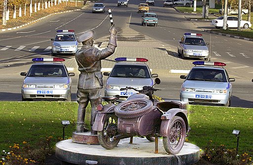 Остановка транспортного средства... может быть осуществлена сотрудником милиции на территории РФ независимо от занимаемой должности, места нахождения и времени. Памятник неподкупному гаишнику старшине Павлу Гречихину, Белгород, 2010 год